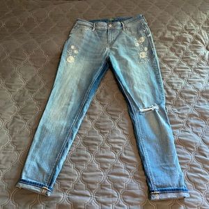 RIPPED JEANS WITH FLORAL DETAIL